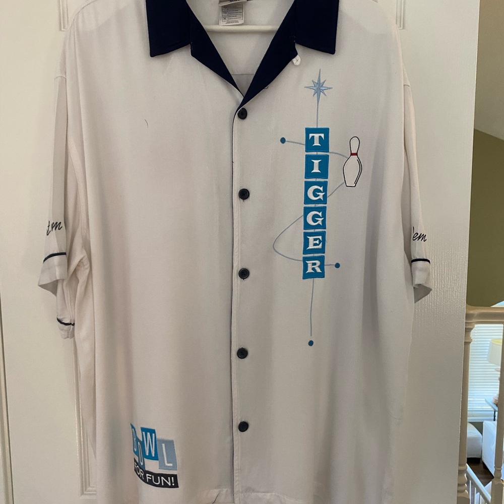 Disney White & Navy Tigger Bowling Button-Down Shirt